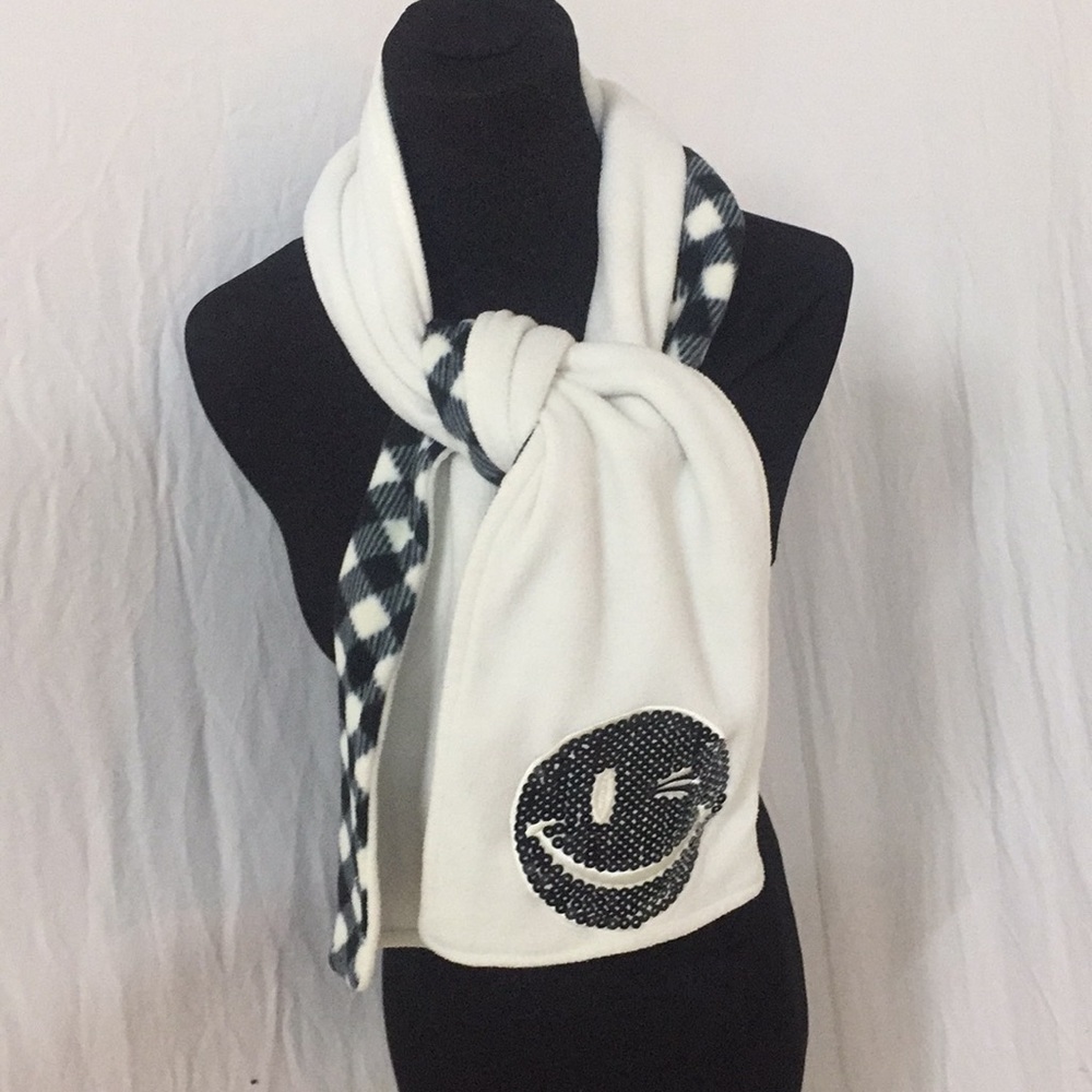 JOE BOXER WINKING SMILEY SEQUIN FLEECE SCARF
